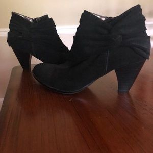 Suede bootie w/ side knot & ruching, Bare Traps